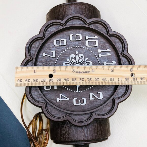 Vintage 70s SPARTUS USA Plastic Faux Wood Rolling Pin Plug In Wall Clock Rustic - Picture 13 of 14